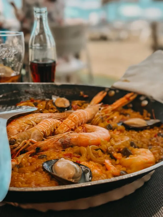 Fotografía licenciada de una paella de mariscos usada como ambientación